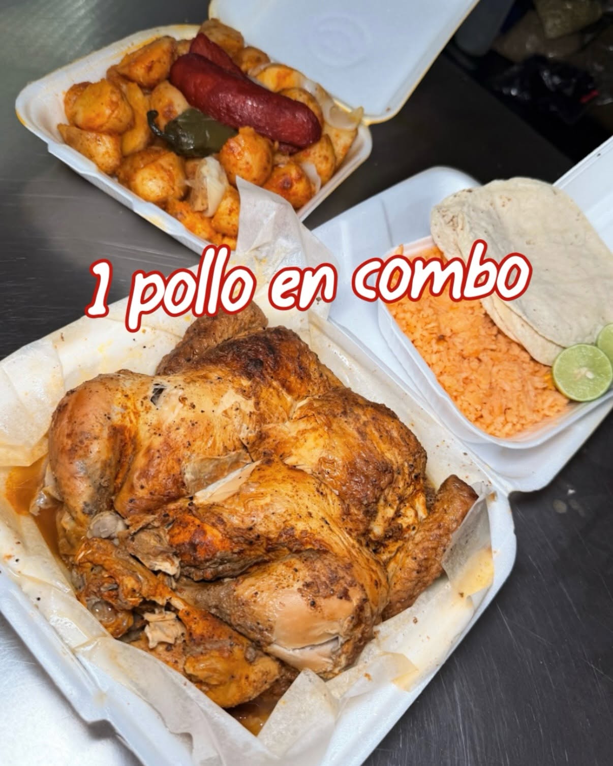 Pollo rostizado con papas, arroz y salsa